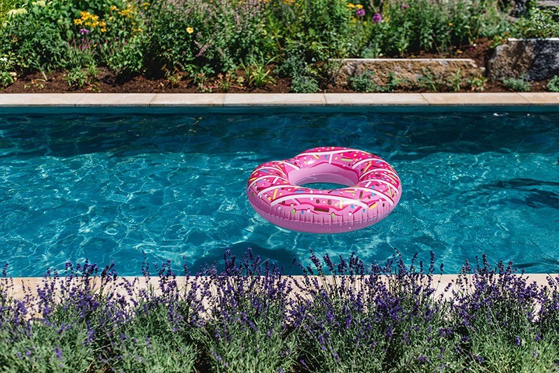 Een drijvende hoepel drijvend op het heldere water van een levend zwembad